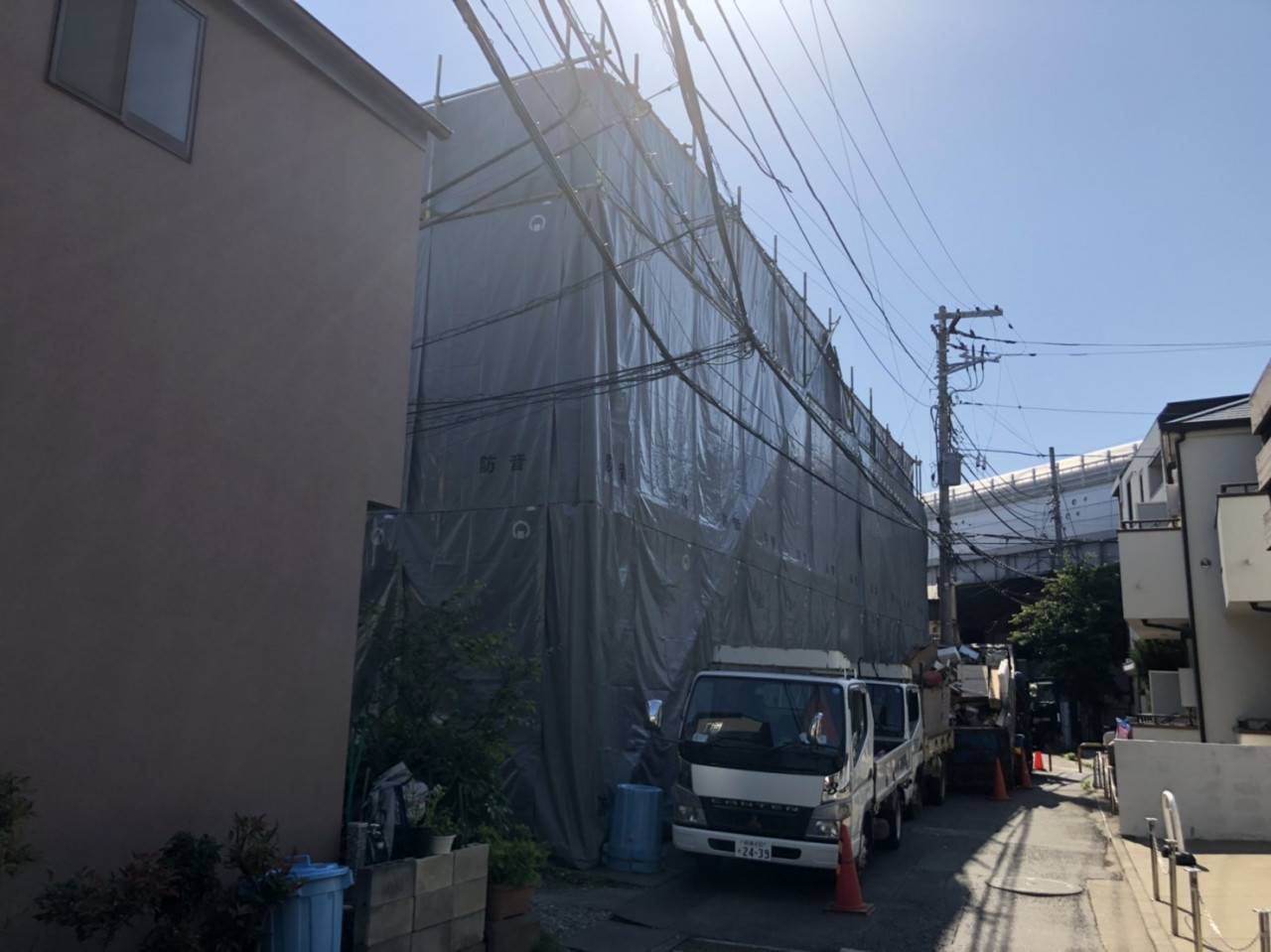 横浜市の解体工事現場で解体養生足場仮設工事を行いました。