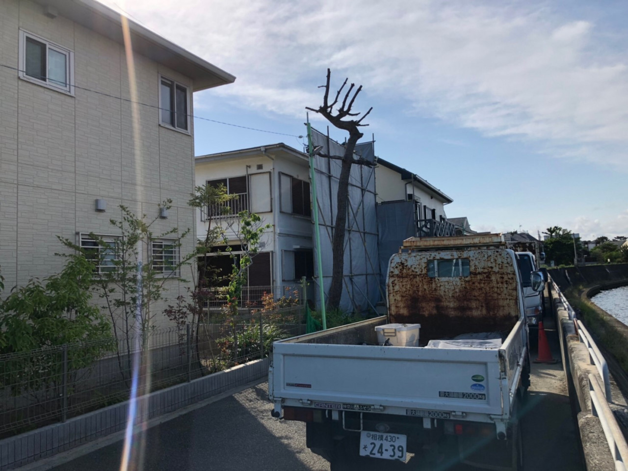 藤沢市の解体工事現場で解体養生足場仮設工事を行いました。