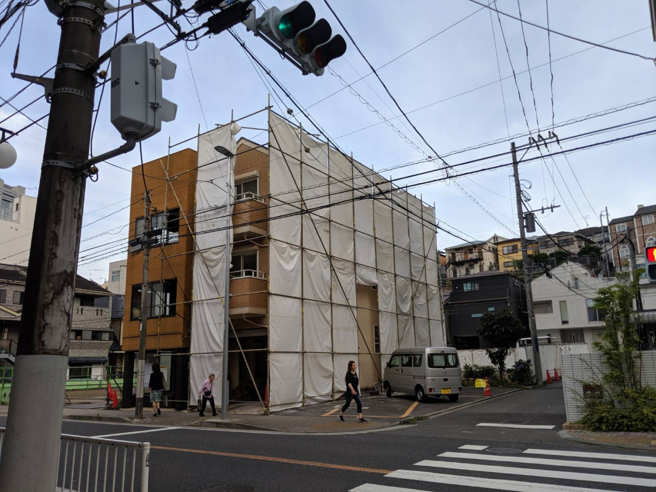 横浜市の解体工事現場で解体養生足場仮設工事を行いました。