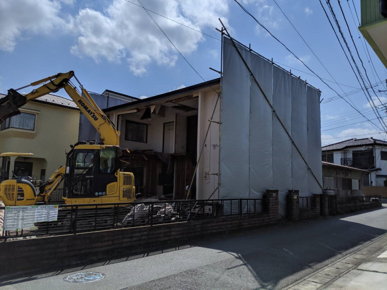 綾瀬市の解体工事現場で解体養生足場仮設工事を行いました。